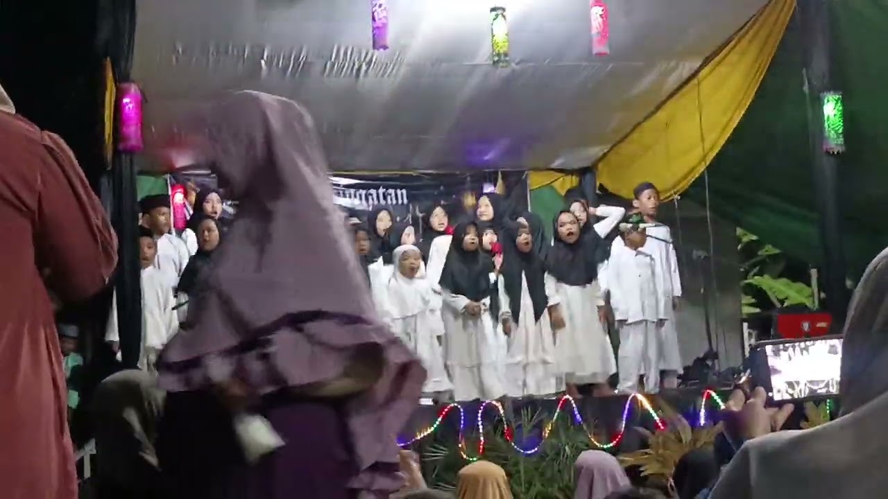 Kaka kekey baca solawat acara memperingati isra mi'raj Nabi Muhammad SAW 