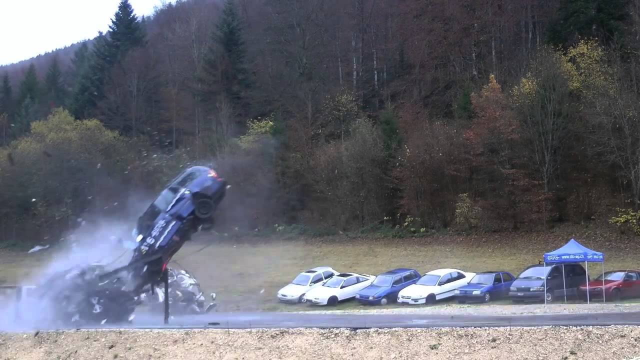 Veja o que acontece com o carro em uma batida a 200 km/h
