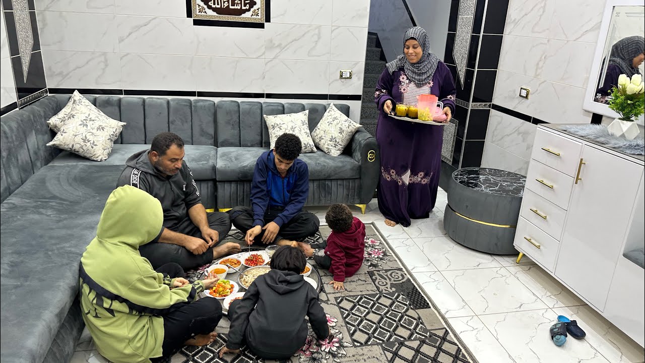 جمعتهم فى مدخل فلتى وجمعت اللى رايح واللى جاى على طبليتى الفطار المتين يجمع الرايحين قبل الجايين
