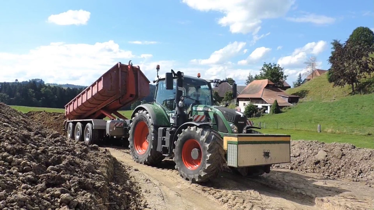 Hangausgleich am Hakengerät / Fendt Vario 724 auf der Baustelle [Lohnunternehmen B.Häusermann]
