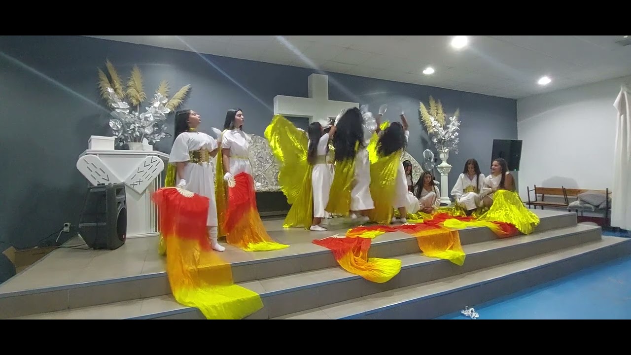 Las niñas de la iglesia de la Paz ,hacen danzas en la iglesia del Belén