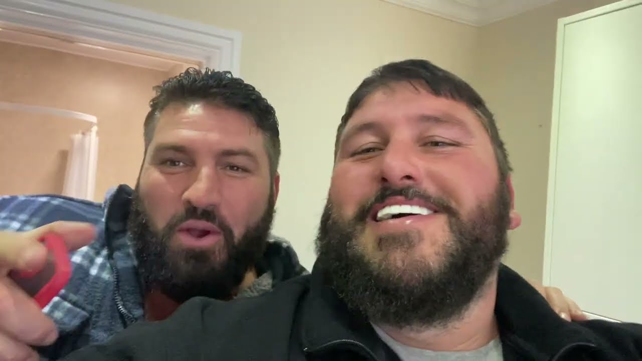Моя сестра Вайолет готовит мне и моему брату Майклу завтрак.