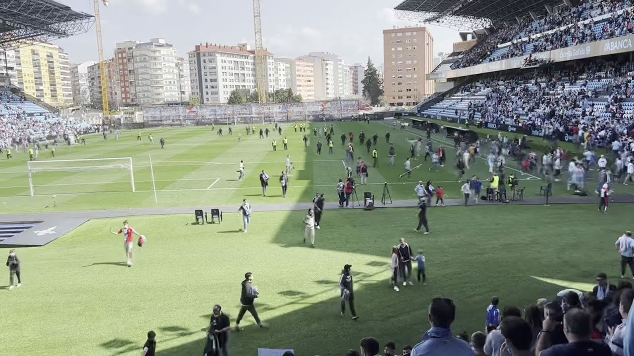 Invasión de aficionados al campo en Balaídos tras el Celta B - Deportivo - Metropolitano