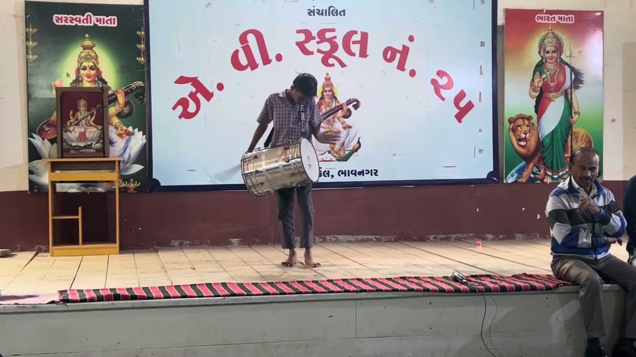MSB 25, A. V. School કલાઉત્સવમાં રાઠોડ તનયનું ઢોલ વાદન 