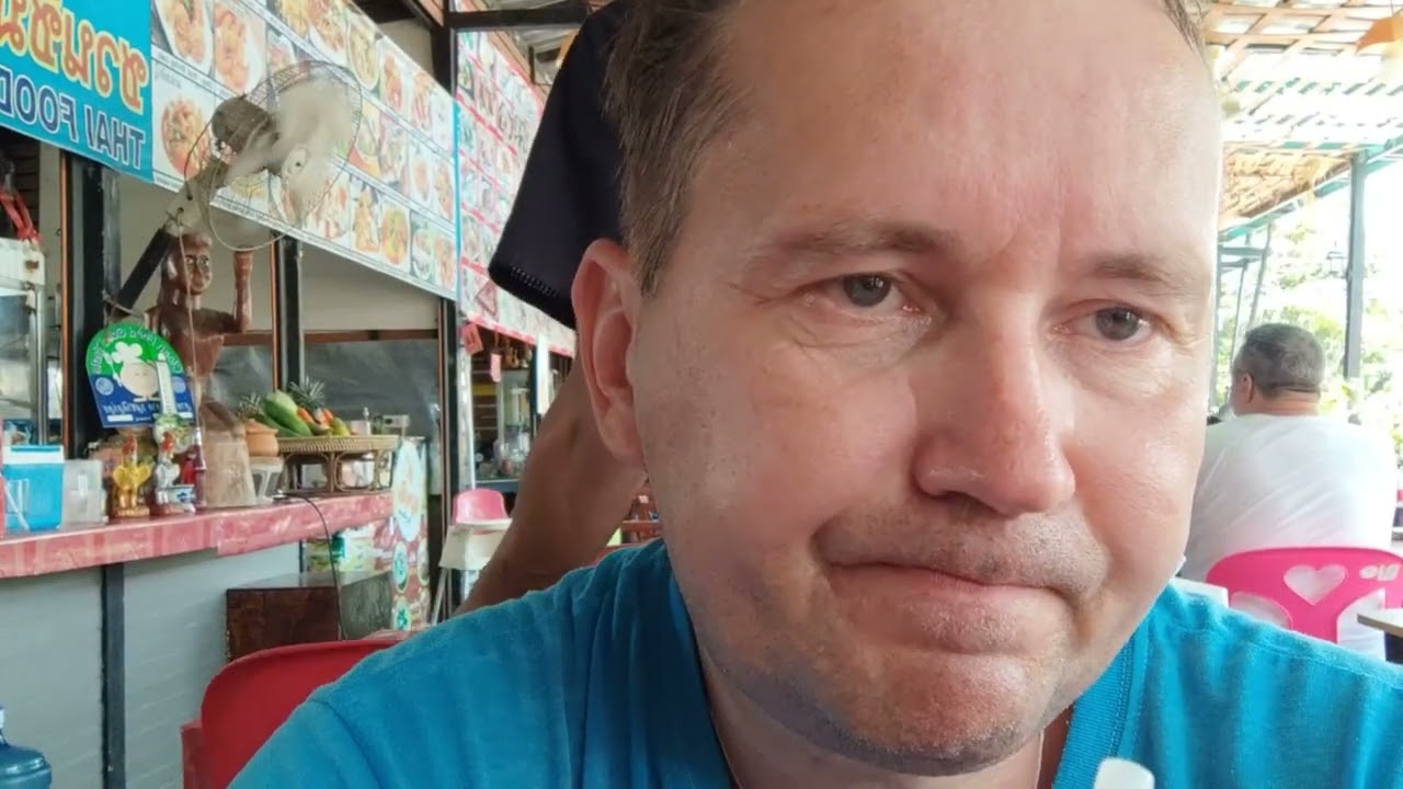 Северный Кай Бей опустел и стал запущен. Обед  в дешевом, но очень приличном  и вкусном кафе.