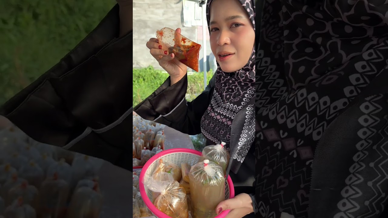 Beli takjil untuk di bawa ke mesjid