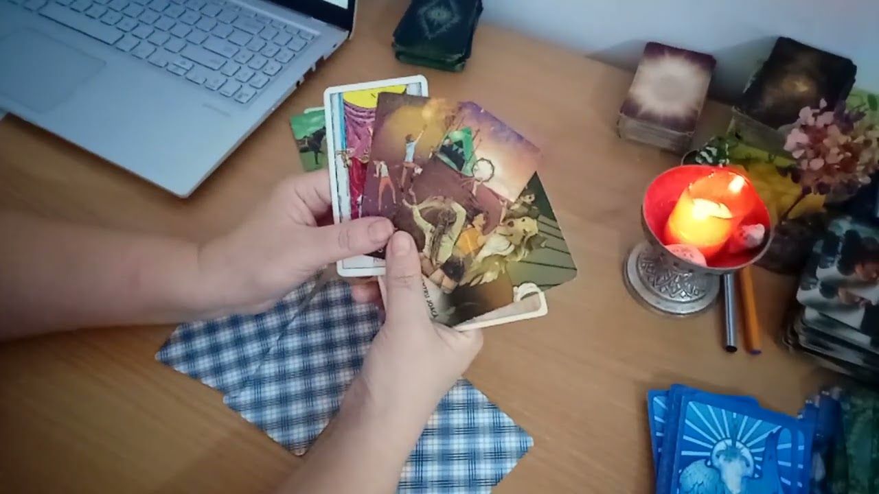 Este îndrăgostit că un nebun de tine, pentru aceste două gesturi pe care tu le faci!!
