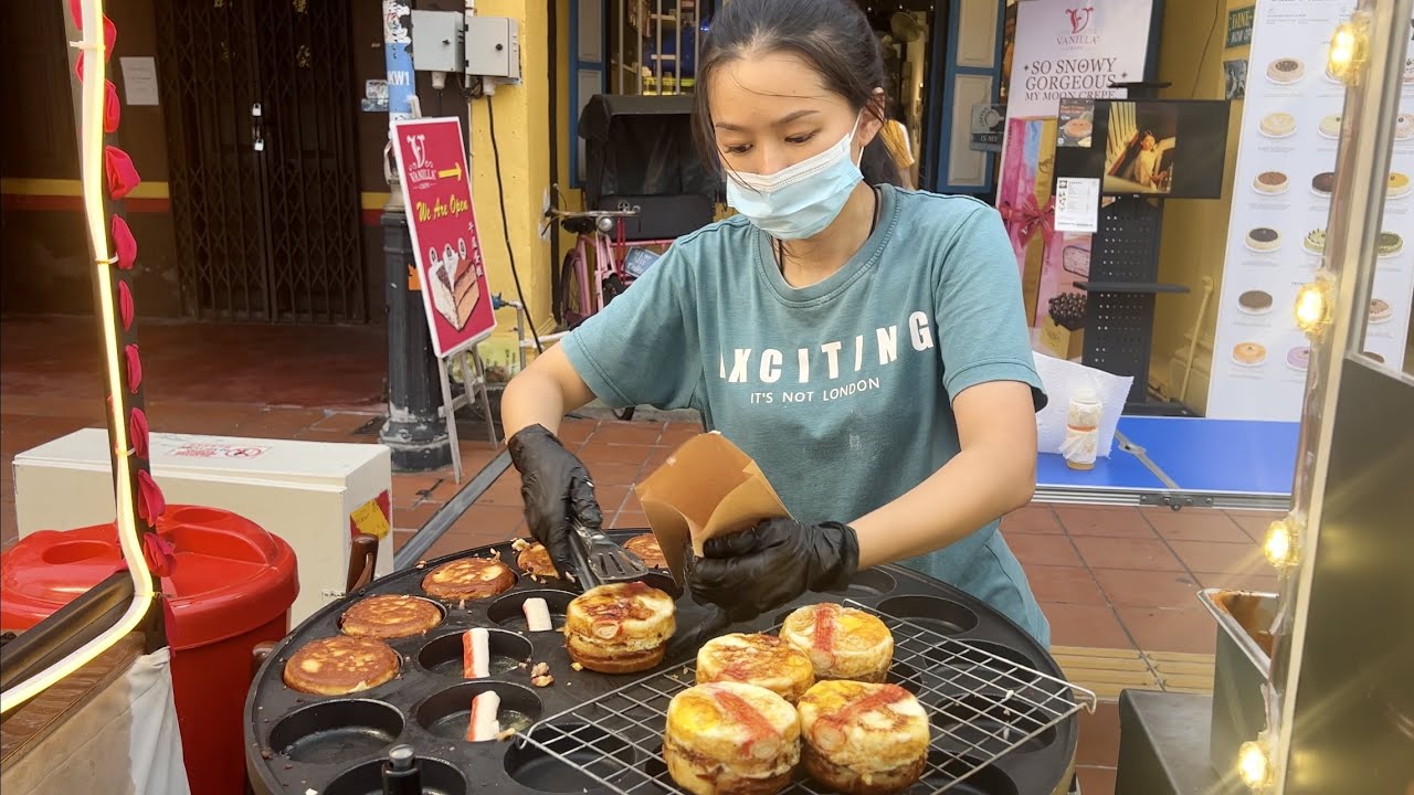Malaysia Street Food in Melaka - CRAB BURGER 蟹柳煎蛋饼