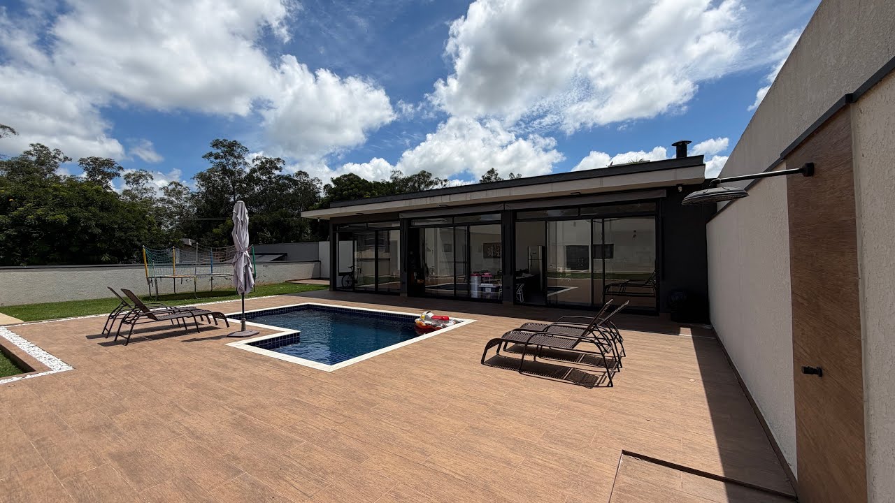 Linda Casa no Condomínio Shambala I - Atibaia/SP, com área gourmet sensacional, piscina em alvenaria