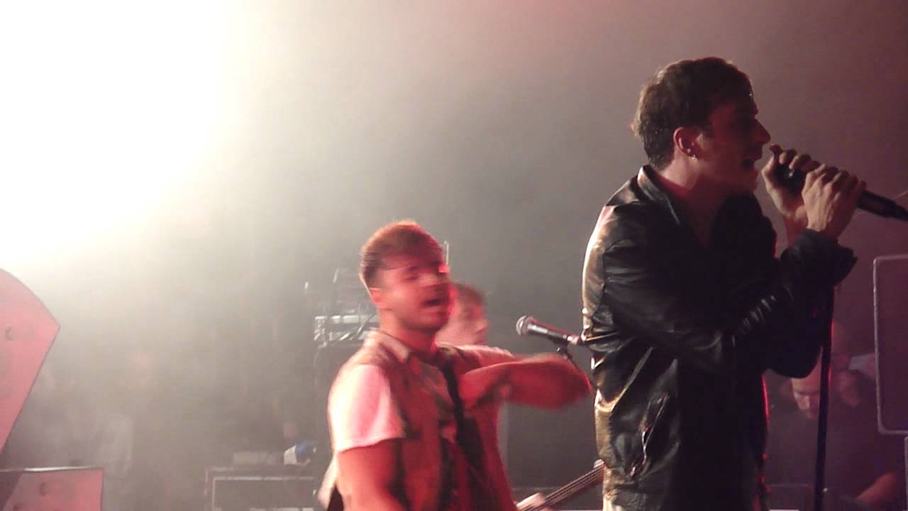 Young Guns - Set fire to the rain (Adele cover) (Reading 2012)