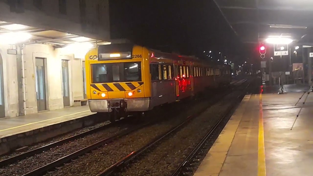 Comboios em Coimbra-B com especial-22 Abr 2022