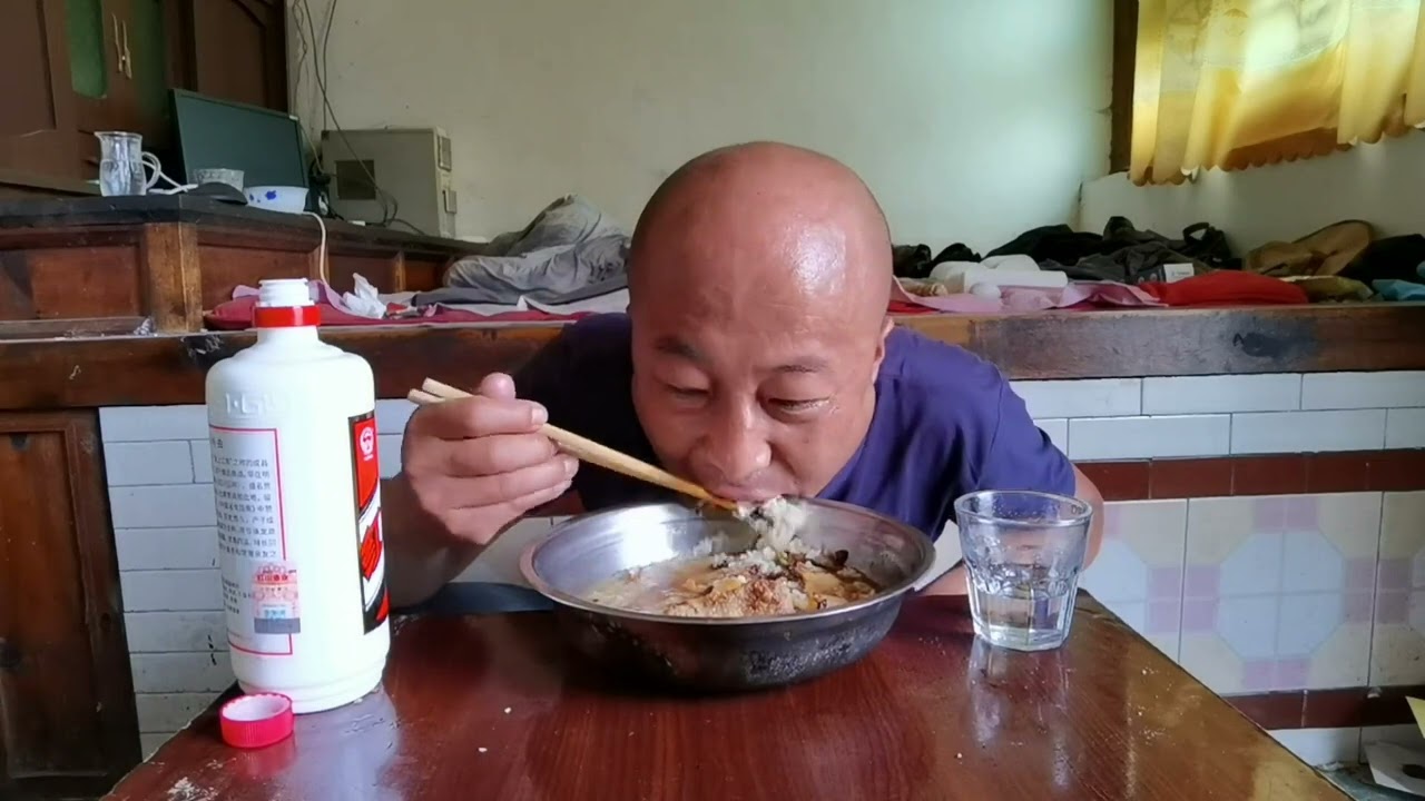 两样剩饭用开水泡一下就吃，一大杯酒两口喝干，简单的一顿了 #农家饭