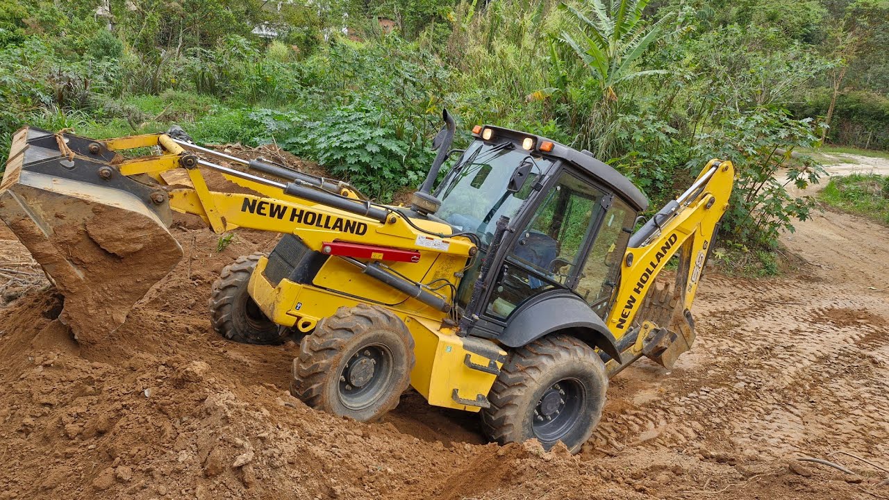 RETROESCAVADEIRA NEW HOLLAND B95B AMONTOANDO MATERIAL .#retroescavadeira #trator #brasil#newholland 
