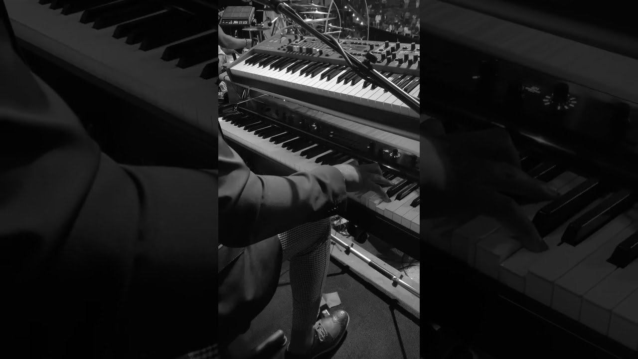 Justin Savage can really play this piano thing!! 🔥🎹