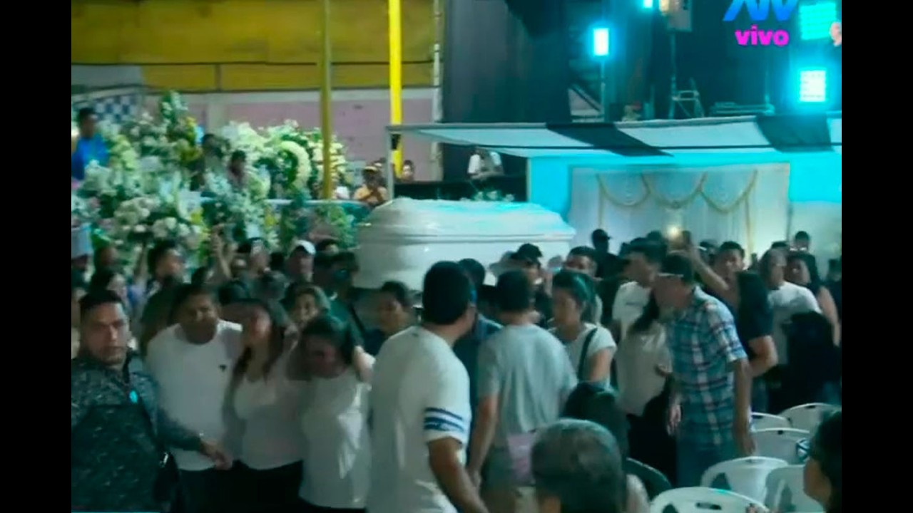 Mar de personas llegan a El Huaralino para sentido homenaje a promotor asesinado