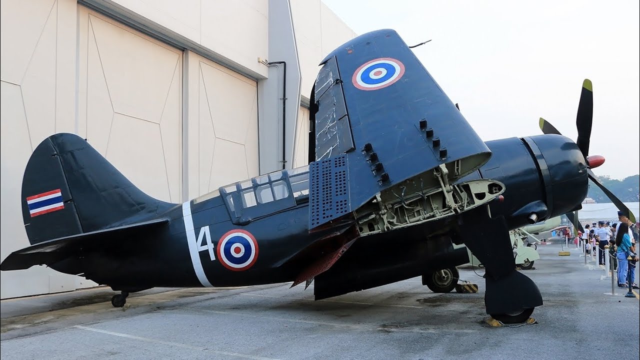 BIG OLD AIRCRAFT ENGINES STARTING UP l Curtiss Helldiver