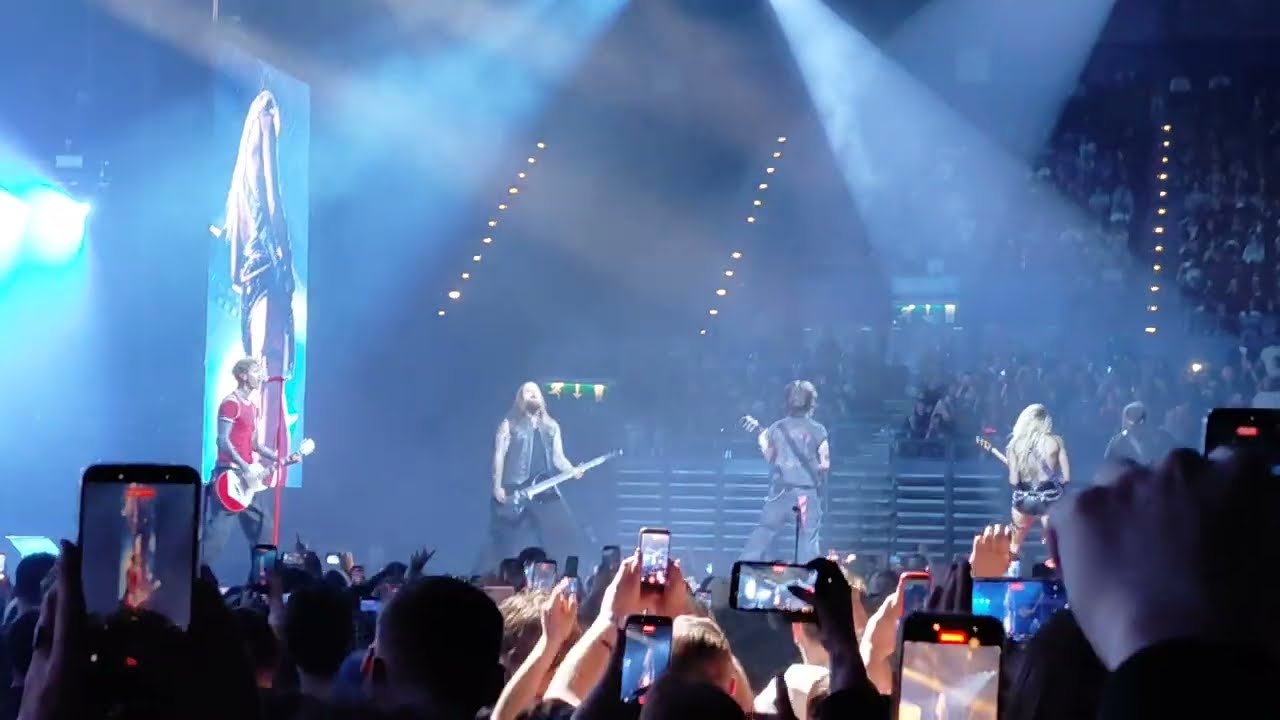 mgk - maybe / Wild Boy / el Diablo (Live)