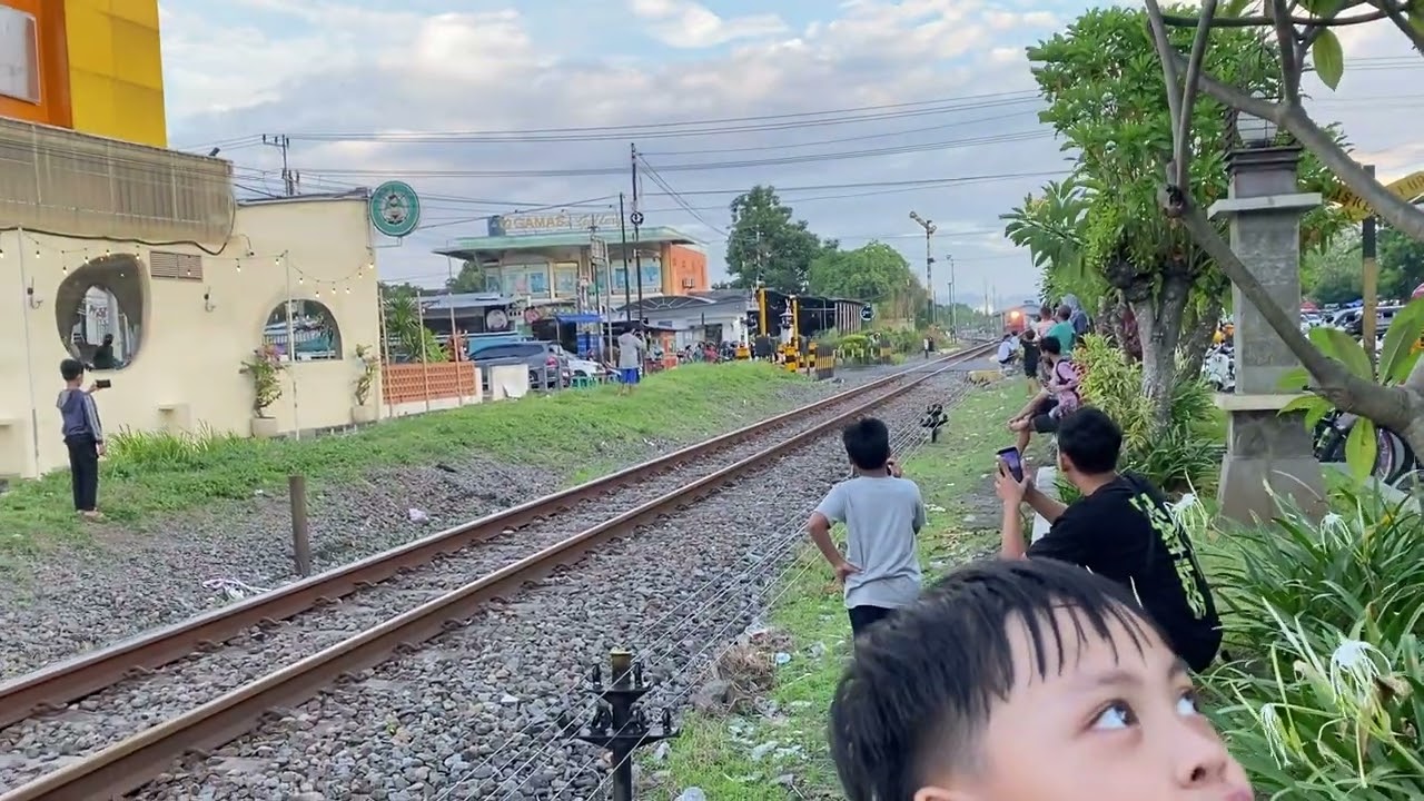 KA Singasari Blitar - Pasar Senen pakai lokomotif CC 201 8346 R&B