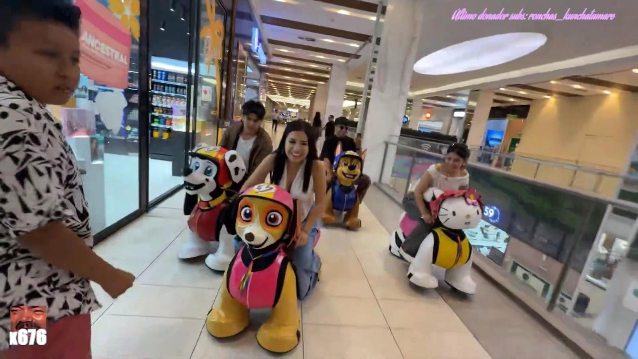ZULLY PASEANDO EN CARRITOS POR UN CENTRO COMERCIAL CON DANIELA TAQUIRE