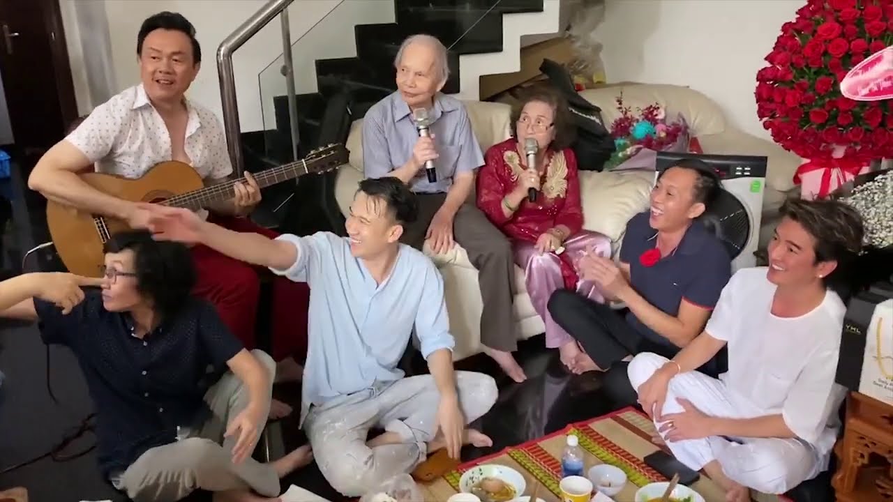 Hoài Linh ngủ gật trong sinh nhật Mẹ, Đàm Vĩnh Hưng tới dự tiệc nhưng vẫn không quên quảng cáo bánh