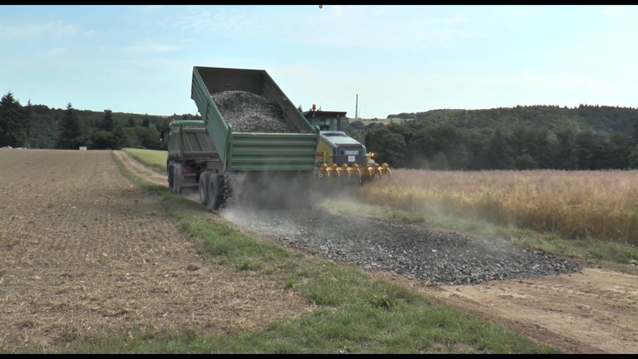 26.06.2015  Wegbefestigung auf Sosberger Seite.