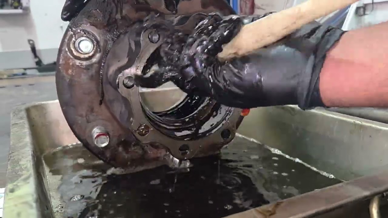 Mitsubishi Canter Fuso Rear wheel bearing Hub grease & Brake pads & rotors Replacement #fuso 