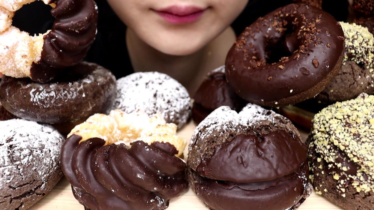 [ASMR] Едят шоколадные пончики