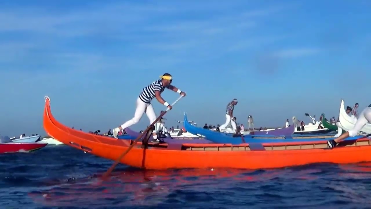 2025 09 21 BURANO UOMINI SU GONDOLE
