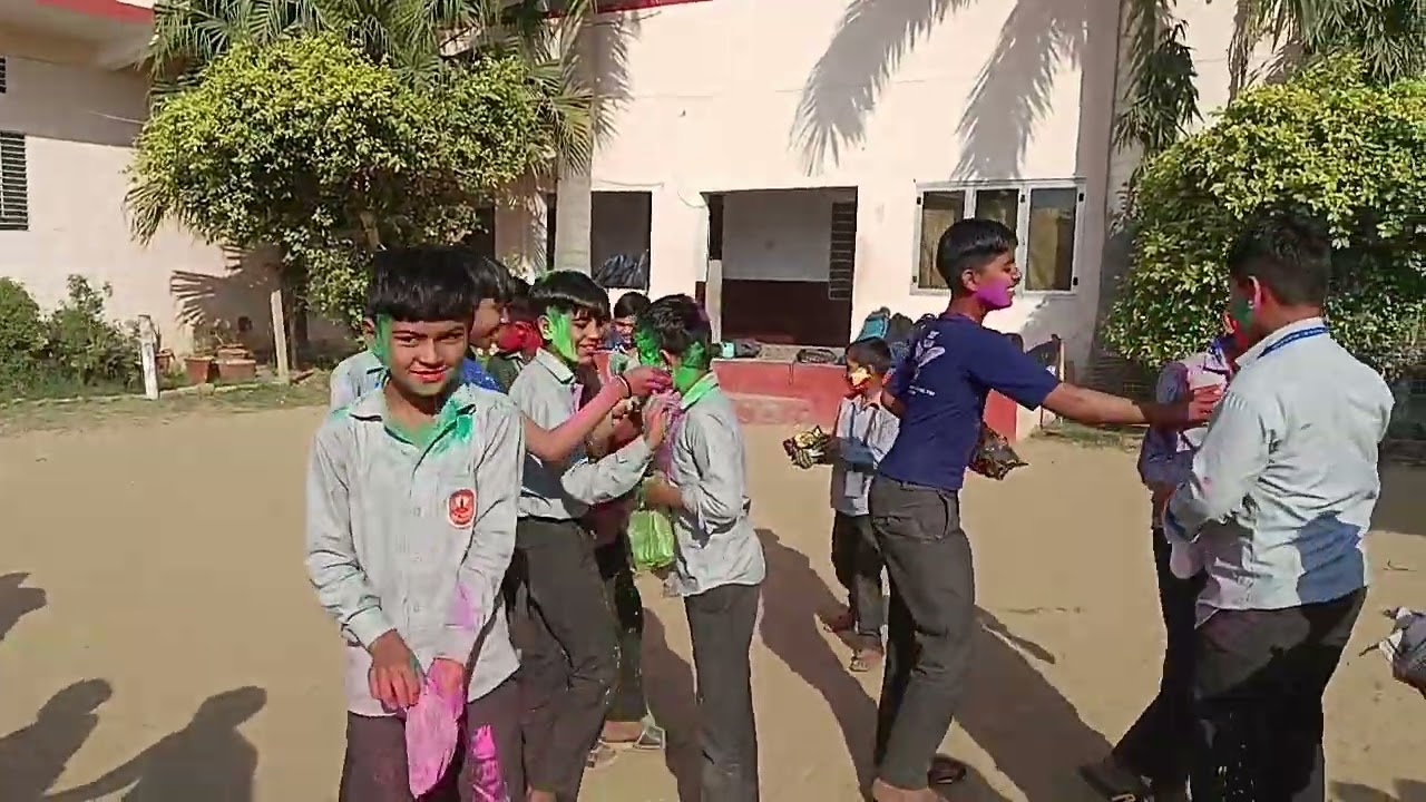 Vidyalay ke bhaiyon ke dwara Holi khelte hue