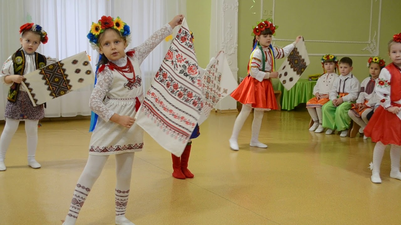 Гарний танок з рушниками Свято Осені в дитячому закладі