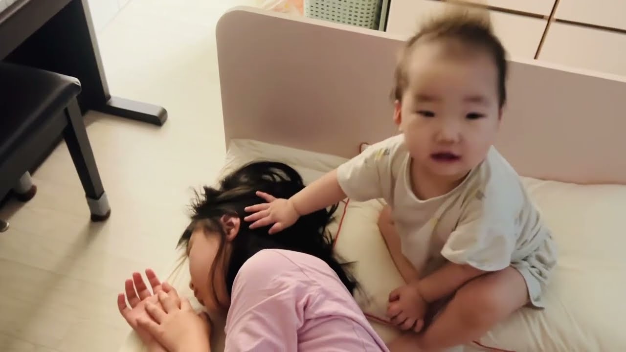 잠꾸러기 언니야, 일어나~