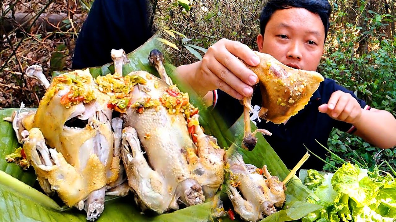 neeb tsab noj nqaij qaib vom qab tshaj plaws hauv nriaj teb no กินไก่อร่อย Eat delicious chicken