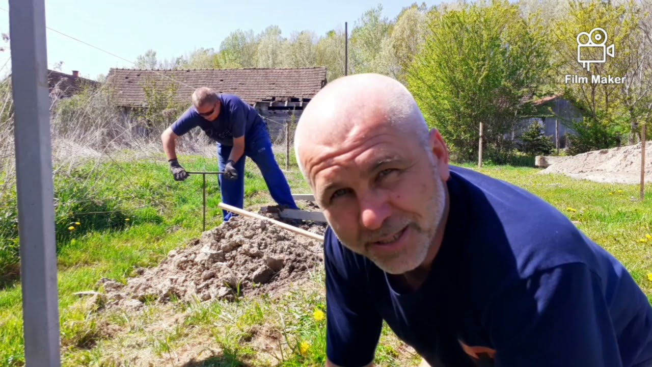 Kako ograditi dvoriste?-ograda od betonskih stupova i pletene žice