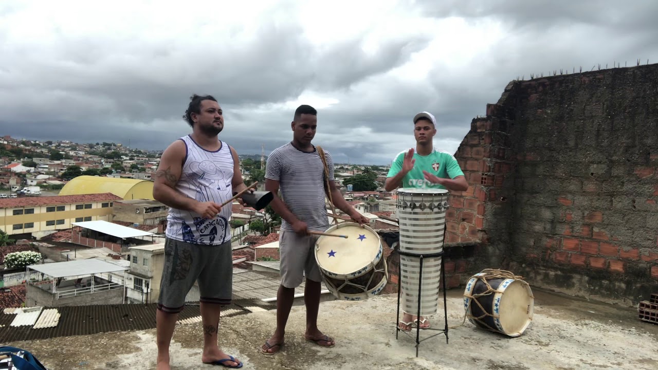 Mistura de ritmos Do candomblé com o maracatu