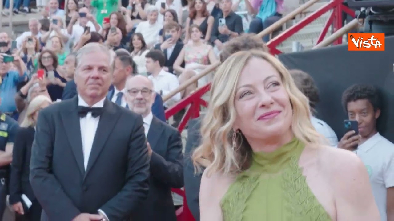 Meloni all'Arena di Verona, accolta dagli applausi e da un 