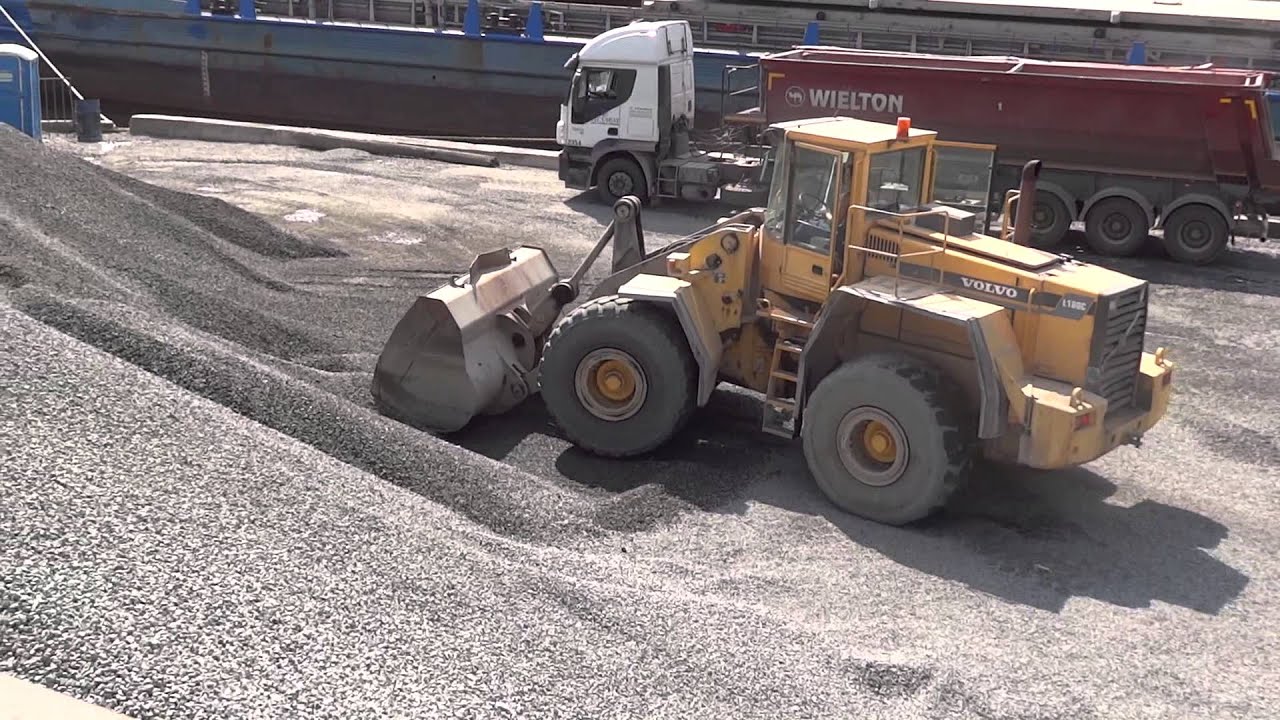Old Volvo L180C loading trucks