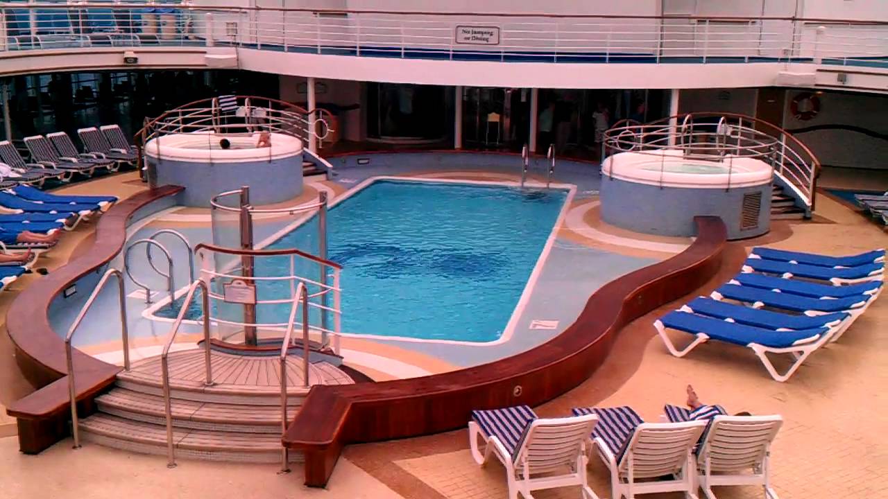 Center outdoor pool on the Star Princess