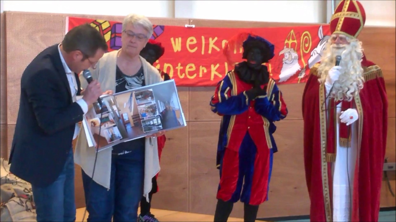 Sinterklaas 2016. Overhandiging cadeau voor de school