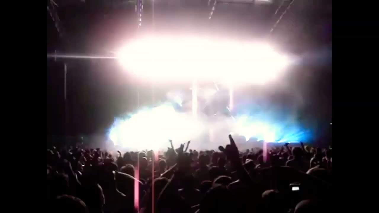 Daft punk - Alive 2007 - Melbourne - Robot Rock/Oh Yeah (Robot Rock Maximum Overdrive Beats)
