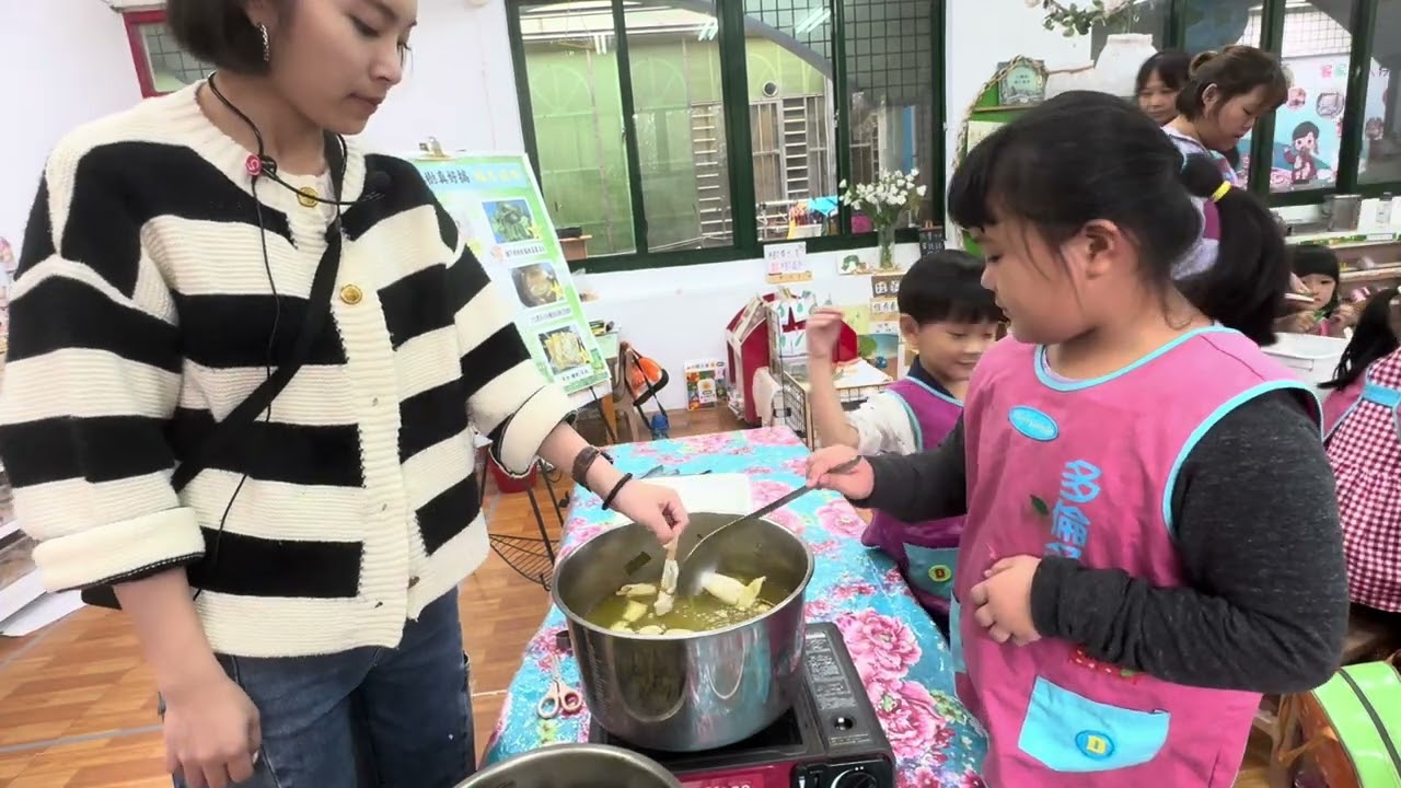 沉浸式客語 114學年度上學期  苗栗縣私立多倫多幼兒園  月份:11月 班級:高飛A班B班 帶班老師:古文欣/林育萱老師  陪伴員:宋韋柔  活動名稱:福木植物染2  片長:5分09秒