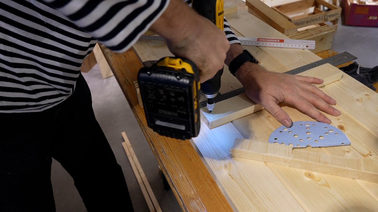 Kurioser Workshop in Hannover: Teilnehmer bauen den eigenen Sarg
