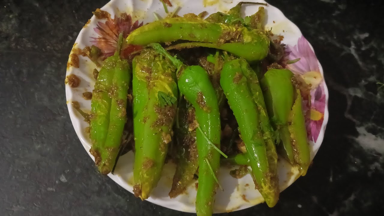 बेसनात ल्या मिरच्या जेवणात असल्या जेवणाची मज्जा वेगळी असते तोंडाला खूप चव येते##रेसिपी###