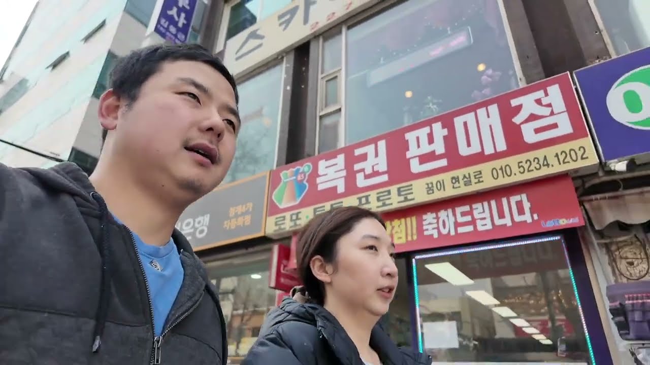 Gwangjang Market In Seoul & Eating Yukhoe (Beef Tartare)