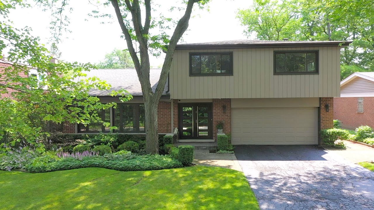 1665 Sherwood Road - Highland Park, IL