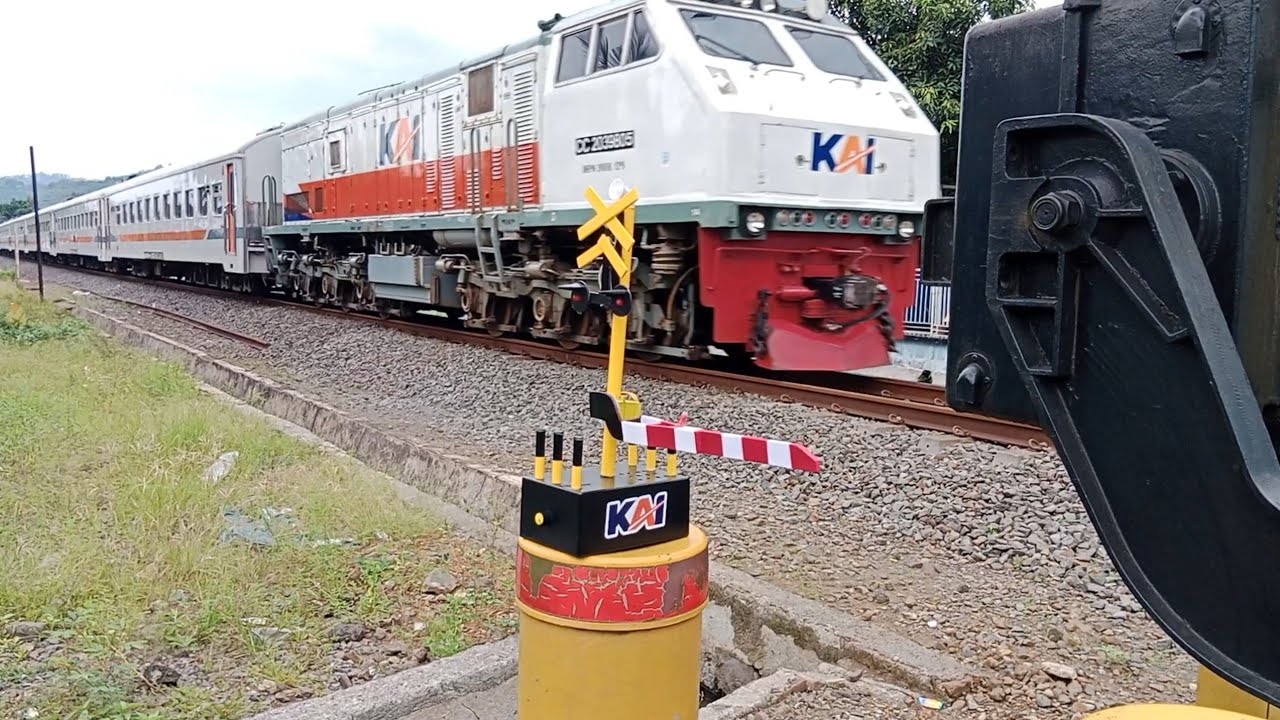 Mulung Banyak Palang Pintu Perlintasan Kereta Api Unik Turun Naik Turun 