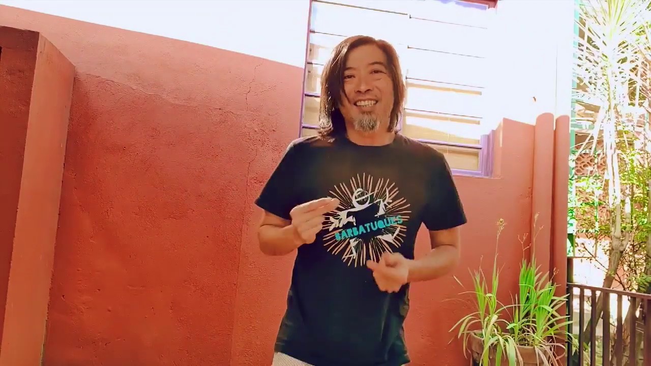 Andr&eacute; Hosoi - Em casa com Barbatuques (2020) - Batida da m&uacute;sica Tampa o Tempo, Tum P&aacute;