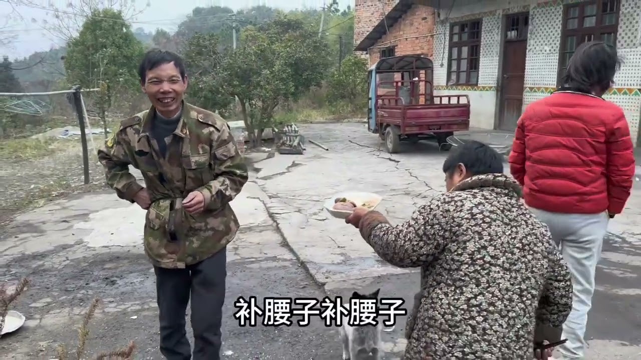 啤酒婶做拿手菜，清炖猪腰子，自己吃的好香还不忘分享给房东吃
