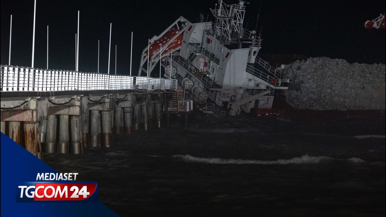 Nave arenata a Marina di Massa, in corso verifiche ambientali