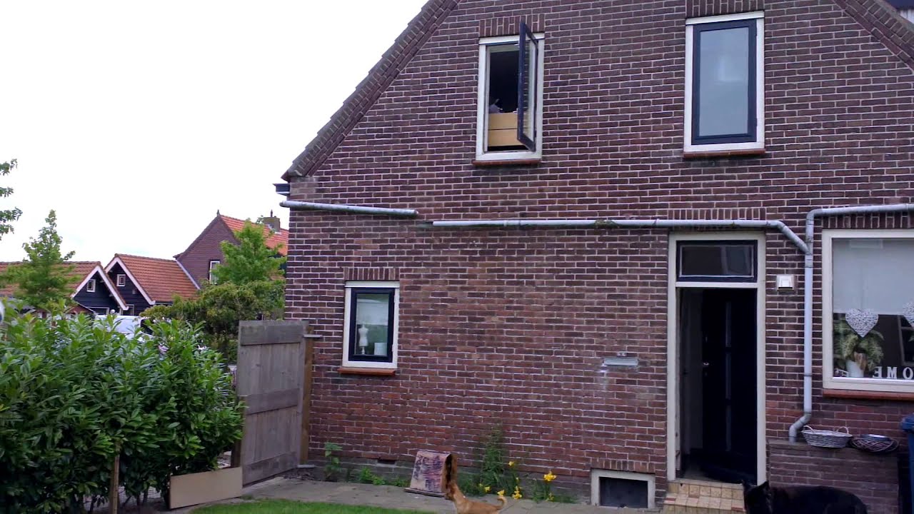Bal door het open raam