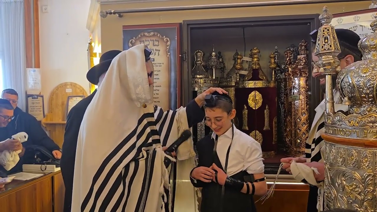 תיעוד מרגש ילד בר מצווה מסיים את כל הש